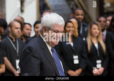 Nella grande lobby del Trump International Hotel, Newt Gingrich, ex Speaker of the House, arriva per la cerimonia del taglio del nastro. L'evento è stato chiuso al pubblico e ha incluso ospiti VIP e dipendenti di Trump. (Foto di Cheriss May/NurPhoto) *** Please use Credit from Credit Field *** Foto Stock