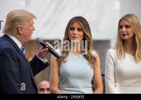 Nella grande lobby del Trump International Hotel, il candidato presidenziale americano Donald J. Trump (a sinistra) fa le osservazioni con la moglie Melania Trump, E la figlia Ivanka Trump, al suo fianco prima del taglio del nastro per la loro ultima proprietà, Trump International Hotel - Old Post Office, a Washington, DC il 26 ottobre 2016. L'evento è stato chiuso al pubblico e ha incluso ospiti VIP e dipendenti di Trump. (Foto di Cheriss May/NurPhoto) *** Please use Credit from Credit Field *** Foto Stock