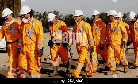 I membri dell'equipaggio di demolizione lavorano nel campo migratorio 'giungla' a Calais, nel nord della Francia, il 27 ottobre 2016, durante un'operazione massiccia per liberare l'insediamento squallido dove 6.000-8.000 persone vivono in condizioni terribili. I lavori principali sono iniziati il 27 ottobre 2016, nel campo migratorio 'giungla' per abbattere i rifugi di fortuna rimasti nel squallido insediamento di Calais, nel nord della Francia. Un scavatore meccanico e altre macchine si sono strappati alle strutture del campo, che è stato devastato dagli incendi dopo che le autorità si sono mosse per liberare l'insediamento. . Foto Stock