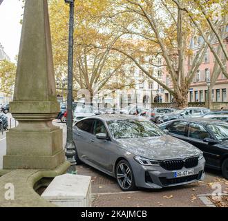 Strasburgo, Francia - 28 ottobre 2022: Nuova vettura sportiva BMW m grigia di lusso parcheggiata nel centro della città - grande area con più auto di lusso Foto Stock