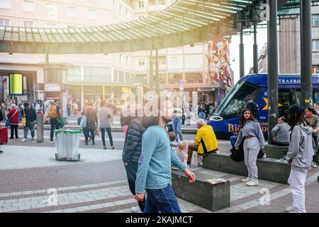 Strasburgo; Francia - Ott 28; 2022: Folla pedoni in visita alla città di Strasburgo in Alsazia Francia - tram in background architettura moderna della stazione Homme de Fer Foto Stock