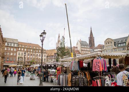 Strasburgo, Francia - 28 ottobre 2022: Processo di installazione dell'albero di Natale di Strasburgo in piazza Kleber centrale con una gigantesca gru per le prossime vacanze invernali - mercato dell'abbigliamento Foto Stock
