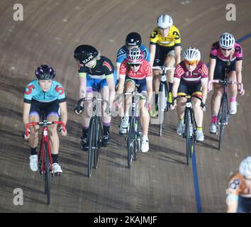 Elizabeth Bennett (GBR) Front gareggia nella Women 30 Lap Scratch Race durante il sesto giorno del Six Day London Cycling Event al Velodrome, Lee Valley Velopark, Queen Elizabeth Olympic Park, Londra, il 30 ottobre 2016 a Londra, Inghilterra. (Foto di Kieran Galvin/NurPhoto) *** Please use Credit from Credit Field *** Foto Stock