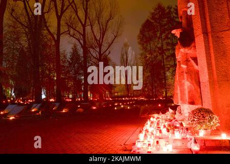 Una vista delle candele accese presso il monumento militare russo della seconda Guerra Mondiale nel cimitero di Rakowiecki a Cracovia, il giorno dei Santi. Il 1st novembre in Polonia è una giornata fuori dal lavoro e molte persone si recano per visitare le tombe dei propri cari. Martedì 1st novembre 2016, cimitero di Rakowicki, Cracovia, Polonia. Foto di Artur Widak *** Please use Credit from Credit Field *** Foto Stock