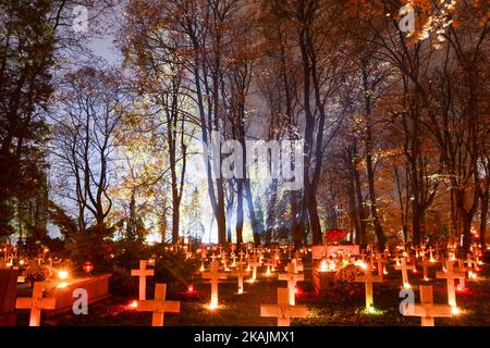 Una vista delle tombe militari illuminate della seconda Guerra Mondiale nel cimitero di Rakowiecki a Cracovia, il giorno di tutti i Santi. Il 1st novembre in Polonia è una giornata fuori dal lavoro e molte persone si recano per visitare le tombe dei propri cari. Martedì 1st novembre 2016, cimitero di Rakowicki, Cracovia, Polonia. Foto di Artur Widak *** Please use Credit from Credit Field *** Foto Stock