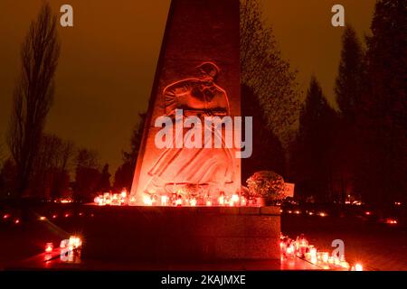 Una vista delle candele accese presso il monumento militare russo della seconda Guerra Mondiale nel cimitero di Rakowiecki a Cracovia, il giorno dei Santi. Il 1st novembre in Polonia è una giornata fuori dal lavoro e molte persone si recano per visitare le tombe dei propri cari. Martedì 1st novembre 2016, cimitero di Rakowicki, Cracovia, Polonia. Foto di Artur Widak *** Please use Credit from Credit Field *** Foto Stock