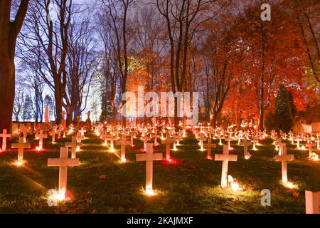 Una vista delle tombe militari illuminate della seconda Guerra Mondiale nel cimitero di Rakowiecki a Cracovia, il giorno di tutti i Santi. Il 1st novembre in Polonia è una giornata fuori dal lavoro e molte persone si recano per visitare le tombe dei propri cari. Martedì 1st novembre 2016, cimitero di Rakowicki, Cracovia, Polonia. Foto di Artur Widak *** Please use Credit from Credit Field *** Foto Stock