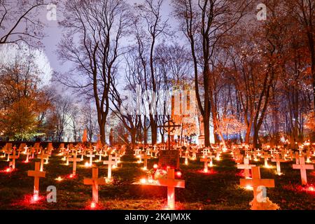 Una vista delle tombe militari illuminate della seconda Guerra Mondiale nel cimitero di Rakowiecki a Cracovia, il giorno di tutti i Santi. Il 1st novembre in Polonia è una giornata fuori dal lavoro e molte persone si recano per visitare le tombe dei propri cari. Martedì 1st novembre 2016, cimitero di Rakowicki, Cracovia, Polonia. Foto di Artur Widak *** Please use Credit from Credit Field *** Foto Stock