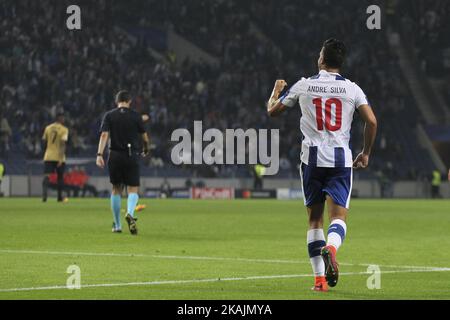 Il portoghese di Porto Andre Silva festeggia dopo aver segnato un gol aperto durante la UEFA Champions League Group G, partita tra il FC Porto e il Club Brugge, allo stadio Dragao di Porto il 2 novembre 2016. (Foto di Pedro Lopes / DPI / NurPhoto) *** Please use Credit from Credit Field *** Foto Stock