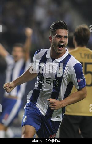 Il portoghese di Porto Andre Silva festeggia dopo aver segnato un gol aperto durante la UEFA Champions League Group G, partita tra il FC Porto e il Club Brugge, allo stadio Dragao di Porto il 2 novembre 2016. (Foto di Pedro Lopes / DPI / NurPhoto) *** Please use Credit from Credit Field *** Foto Stock