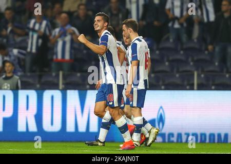 Il portoghese di Porto Andre Silva festeggia dopo aver segnato un gol durante la UEFA Champions League Group G, partita tra il FC Porto e il Club Brugge, allo stadio Dragao di Porto il 2 novembre 2016. (Foto di Paulo Oliveira / NurPhoto) *** Please use Credit from Credit Field *** Foto Stock