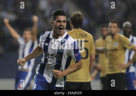 Il portoghese di Porto Andre Silva festeggia dopo aver segnato un gol aperto durante la UEFA Champions League Group G, partita tra il FC Porto e il Club Brugge, allo stadio Dragao di Porto il 2 novembre 2016. (Foto di Pedro Lopes / DPI / NurPhoto) *** Please use Credit from Credit Field *** Foto Stock