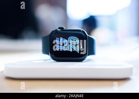 Parigi, Francia - 28 ottobre 2022: Nuovo Apple Watch Series 8 Nike su supporto bianco Foto Stock