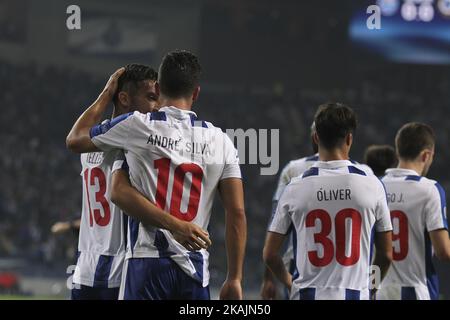 Il portoghese di Porto Andre Silva festeggia dopo aver segnato un gol aperto con i compagni di squadra durante la UEFA Champions League Group G, partita tra il FC Porto e il Club Brugge, al Dragao Stadium di Porto il 2 novembre 2016. (Foto di Pedro Lopes / DPI / NurPhoto) *** Please use Credit from Credit Field *** Foto Stock