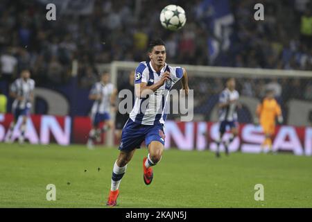 Il portoghese di Porto Andre Silva in azione durante la UEFA Champions League Group G, partita tra il FC Porto e il Club Brugge, al Dragao Stadium di Porto il 2 novembre 2016. (Foto di Pedro Lopes / DPI / NurPhoto) *** Please use Credit from Credit Field *** Foto Stock