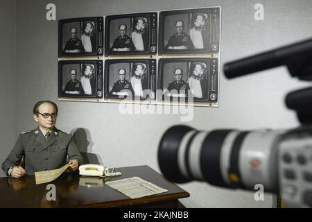 Una figura di cera del generale Wojciech Jaruzelski, l'ultimo comandante in capo dell'esercito popolare polacco, annunciando sulla televisione l'imposizione della legge marziale in Polonia il 13 dicembre 1981, visto nel Museo delle cere della Polonia, una delle più recenti e popolari attrazioni turistiche nel centro di Cracovia. Domenica 6 novembre 2016, a Cracovia, Polonia. Foto di Artur Widak *** Please use Credit from Credit Field *** Foto Stock