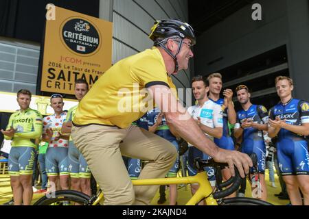 Bernard Hinault, un ex ciclista francese che ha vinto cinque volte il Tour de France, dice Arrivederci al Tour, guardato dai piloti davanti alla gara, all'edizione di fouth del Tour de France Saitama Criterium. Sabato, 29th ottobre 2016, a Saitama, Giappone. Foto di Artur Widak *** Please use Credit from Credit Field *** Foto Stock