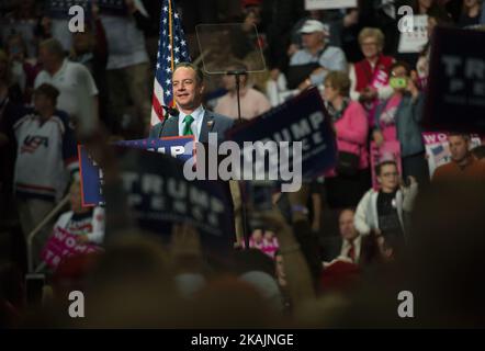 Il presidente della GOP Reince Priebus parla a sostegno del candidato dei suoi partiti Donald Trump a Hershey, PA, durante un raduno presso il Giant Center di Hershey, Pennsylvania, il 4 novembre 2016. (Foto di Zach D Roberts/NurPhoto) *** Please use Credit from Credit Field *** Foto Stock