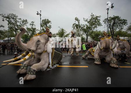 Gli elefanti reali e i mahouts dalla provincia di Ayuthaya pagano rispetto alla fine della Thailandia re Bhumibol Adulyadej davanti al Grand Palace a Bangkok, Thailandia il 08 novembre 2016. Un totale di 11 elefanti rosa in polvere di bianco arrivarono alla sede del comando Territoriale della Difesa per ottenere un abito da elefante reale prima di dirigersi davanti al Grand Palace. (Foto di Guillaume Payen/NurPhoto) *** Please use Credit from Credit Field *** Foto Stock