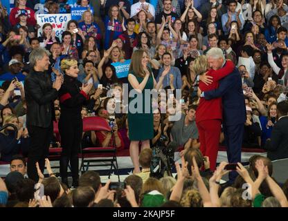 Bill Clinton, Hillary Clinton, Lady Gaga, Jon Bon Jovi durante un rally campagna alla North Carolina state University il 8 novembre 2016 a Raleigh North Carolina. Con meno di 24 ore fino al giorno delle elezioni negli Stati Uniti, Hillary Clinton sta facendo una campagna in Pennsylvania, Michigan e North Carolina. (Foto di Zach Roberts/NurPhoto) *** Please use Credit from Credit Field *** Foto Stock