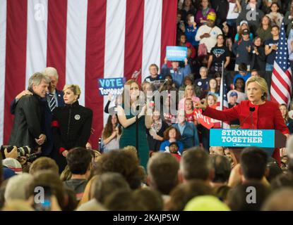 Bill Clinton, Hillary Clinton, Lady Gaga, Jon Bon Jovi, Chelsea Clinton durante un rally campagna presso la North Carolina state University il 8 novembre 2016 a Raleigh North Carolina. Con meno di 24 ore fino al giorno delle elezioni negli Stati Uniti, Hillary Clinton sta facendo una campagna in Pennsylvania, Michigan e North Carolina. (Foto di Zach Roberts/NurPhoto) *** Please use Credit from Credit Field *** Foto Stock