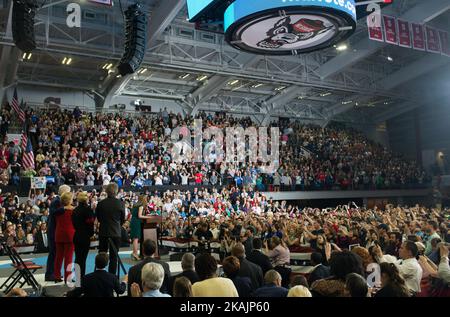 Bill Clinton, Hillary Clinton, Lady Gaga, Jon Bon Jovi durante un rally campagna alla North Carolina state University il 8 novembre 2016 a Raleigh North Carolina. Con meno di 24 ore fino al giorno delle elezioni negli Stati Uniti, Hillary Clinton sta facendo una campagna in Pennsylvania, Michigan e North Carolina. (Foto di Zach Roberts/NurPhoto) *** Please use Credit from Credit Field *** Foto Stock