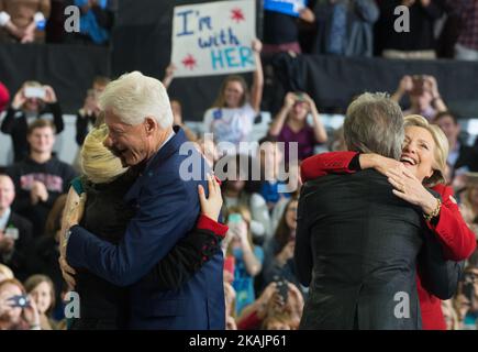 Bill Clinton, Hillary Clinton, Lady Gaga, Jon Bon Jovi durante un rally campagna alla North Carolina state University il 8 novembre 2016 a Raleigh North Carolina. Con meno di 24 ore fino al giorno delle elezioni negli Stati Uniti, Hillary Clinton sta facendo una campagna in Pennsylvania, Michigan e North Carolina. (Foto di Zach Roberts/NurPhoto) *** Please use Credit from Credit Field *** Foto Stock