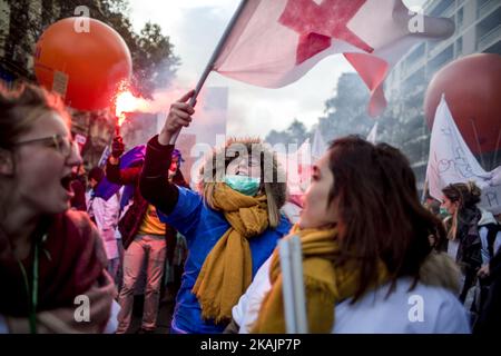 Il personale ospedaliero si è dimostrato contrario al "eteriation of loro working conditions", il 8 novembre 2016 a Parigi. (Foto di Michael Bunel/NurPhoto) *** Please use Credit from Credit Field *** Foto Stock