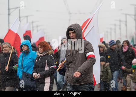 Marzo dell'Indipendenza, organizzato dall'organizzazione del movimento Nazionale e dall'Associazione di Marzo dell'Indipendenza, è sotto lo slogan 'Polonia come bastione d'Europa' a Varsavia, Polonia il 11 novembre 2016 (Foto di Mateusz Wlodarczyk/NurPhoto) *** Please use Credit from Credit Field *** Foto Stock