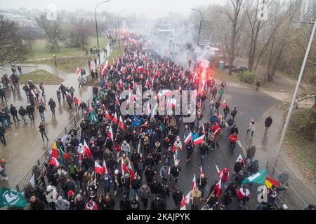 Marzo dell'Indipendenza, organizzato dall'organizzazione del movimento Nazionale e dall'Associazione di Marzo dell'Indipendenza, è sotto lo slogan 'Polonia come bastione d'Europa' a Varsavia, Polonia il 11 novembre 2016 (Foto di Mateusz Wlodarczyk/NurPhoto) *** Please use Credit from Credit Field *** Foto Stock