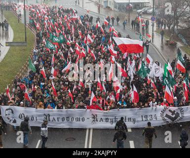 Marzo dell'Indipendenza, organizzato dall'organizzazione del movimento Nazionale e dall'Associazione di Marzo dell'Indipendenza, è sotto lo slogan 'Polonia come bastione d'Europa' a Varsavia, Polonia il 11 novembre 2016 (Foto di Mateusz Wlodarczyk/NurPhoto) *** Please use Credit from Credit Field *** Foto Stock