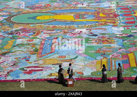 Kora Arunds, buddista nepalese, la più grande pittura di thangka del mondo di 12 importanti stili di vita del Buddha di Lord Gautam, presentata venerdì 11 novembre 2016 allo stadio Dashrath Rangasala, Kathmandu, Nepal. Lo sforzo di più di 10.000 volontari provenienti da oltre 16 paesi, la thangka è stata finalmente completata nel 2002. Il dipinto rappresenta 12 importante stile di vita del Buddha Lord Gautam. La lunghezza di una thangka 70m x 50m e di una thangka pesa circa 1900 kg con 81 diversi pezzi di tessuto cuciti insieme. (Foto di Narayan Maharjan/NurPhoto) *** si prega di utilizzare il credito dal credito F Foto Stock