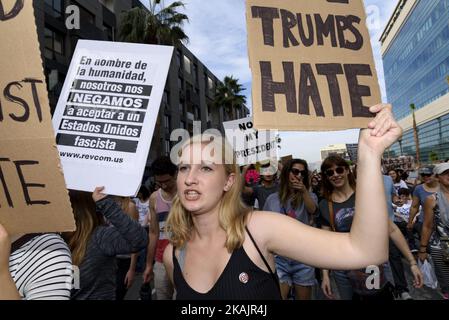 I dimostranti hanno marciato per le strade di Los Angeles per protestare contro il presidente eletto, Donald Trump. Los Angeles, California 12 novembre 2016. Secondo il LAPD, una folla stimata di nove migliaia di persone ha partecipato, rendendo questa la più grande protesta anti-Trump finora nella città. (Foto di Ronen Tivony/NurPhoto) *** Please use Credit from Credit Field *** Foto Stock