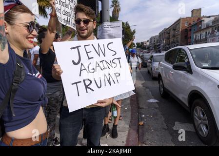 I dimostranti hanno marciato per le strade di Los Angeles per protestare contro il presidente eletto, Donald Trump. Los Angeles, California 12 novembre 2016. Secondo il LAPD, una folla stimata di nove migliaia di persone ha partecipato, rendendo questa la più grande protesta anti-Trump finora nella città. (Foto di Ronen Tivony/NurPhoto) *** Please use Credit from Credit Field *** Foto Stock