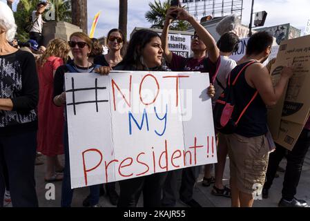 I dimostranti hanno marciato per le strade di Los Angeles per protestare contro il presidente eletto, Donald Trump. Los Angeles, California 12 novembre 2016. Secondo il LAPD, una folla stimata di nove migliaia di persone ha partecipato, rendendo questa la più grande protesta anti-Trump finora nella città. (Foto di Ronen Tivony/NurPhoto) *** Please use Credit from Credit Field *** Foto Stock