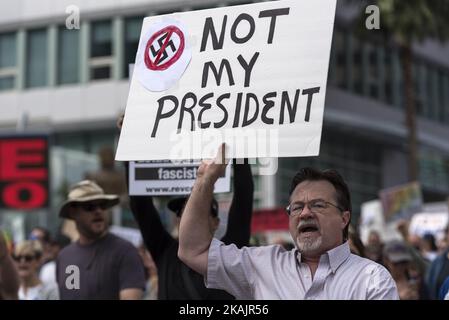 I dimostranti hanno marciato per le strade di Los Angeles per protestare contro il presidente eletto, Donald Trump. Los Angeles, California 12 novembre 2016. Secondo il LAPD, una folla stimata di nove migliaia di persone ha partecipato, rendendo questa la più grande protesta anti-Trump finora nella città. (Foto di Ronen Tivony/NurPhoto) *** Please use Credit from Credit Field *** Foto Stock