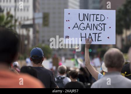 I dimostranti hanno marciato per le strade di Los Angeles per protestare contro il presidente eletto, Donald Trump. Los Angeles, California 12 novembre 2016. Secondo il LAPD, una folla stimata di nove migliaia di persone ha partecipato, rendendo questa la più grande protesta anti-Trump finora nella città. (Foto di Ronen Tivony/NurPhoto) *** Please use Credit from Credit Field *** Foto Stock