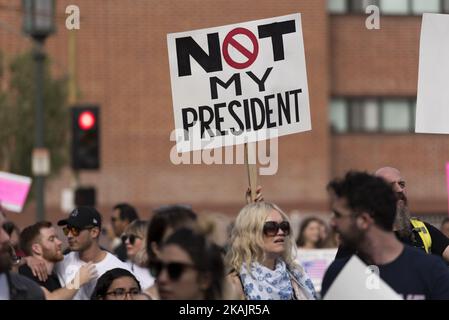 I dimostranti hanno marciato per le strade di Los Angeles per protestare contro il presidente eletto, Donald Trump. Los Angeles, California 12 novembre 2016. Secondo il LAPD, una folla stimata di nove migliaia di persone ha partecipato, rendendo questa la più grande protesta anti-Trump finora nella città. (Foto di Ronen Tivony/NurPhoto) *** Please use Credit from Credit Field *** Foto Stock