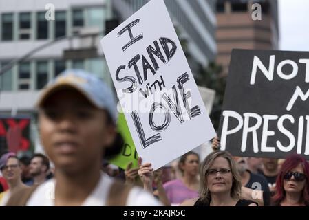 I dimostranti hanno marciato per le strade di Los Angeles per protestare contro il presidente eletto, Donald Trump. Los Angeles, California 12 novembre 2016. Secondo il LAPD, una folla stimata di nove migliaia di persone ha partecipato, rendendo questa la più grande protesta anti-Trump finora nella città. (Foto di Ronen Tivony/NurPhoto) *** Please use Credit from Credit Field *** Foto Stock