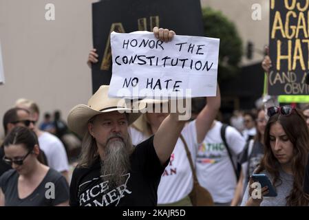 I dimostranti hanno marciato per le strade di Los Angeles per protestare contro il presidente eletto, Donald Trump. Los Angeles, California 12 novembre 2016. Secondo il LAPD, una folla stimata di nove migliaia di persone ha partecipato, rendendo questa la più grande protesta anti-Trump finora nella città. (Foto di Ronen Tivony/NurPhoto) *** Please use Credit from Credit Field *** Foto Stock