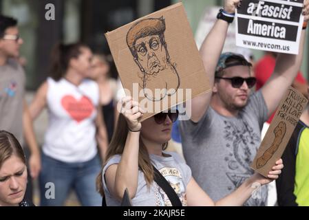 I dimostranti hanno marciato per le strade di Los Angeles per protestare contro il presidente eletto, Donald Trump. Los Angeles, California 12 novembre 2016. Secondo il LAPD, una folla stimata di nove migliaia di persone ha partecipato, rendendo questa la più grande protesta anti-Trump finora nella città. (Foto di Ronen Tivony/NurPhoto) *** Please use Credit from Credit Field *** Foto Stock