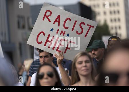 I dimostranti hanno marciato per le strade di Los Angeles per protestare contro il presidente eletto, Donald Trump. Los Angeles, California 12 novembre 2016. Secondo il LAPD, una folla stimata di nove migliaia di persone ha partecipato, rendendo questa la più grande protesta anti-Trump finora nella città. (Foto di Ronen Tivony/NurPhoto) *** Please use Credit from Credit Field *** Foto Stock