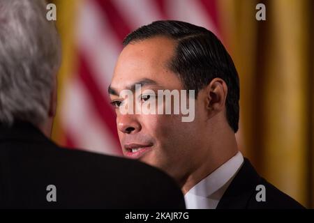 Julián Castro, 16th Segretario del Dipartimento degli Stati Uniti per l'edilizia abitativa e lo sviluppo urbano, è stato presente al Summit dei veterani di prima Signora Michelle Obama sui senzatetto il 14 novembre 2016 a Washington, DC. (Foto di Cheriss May/NurPhoto) *** Please use Credit from Credit Field *** Foto Stock