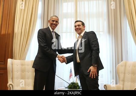 Il Presidente DEGLI STATI UNITI Barack Obama (L) e il primo Ministro greco Alexis Tsipras al palazzo Maximos, ad Atene il 15 novembre 2016 Foto Stock