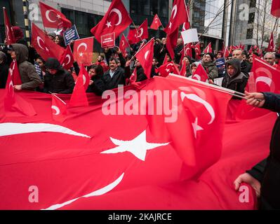 Circa 2000 turchi hanno protestato presso le istituzioni europee contro la manifestazione della diaspora curda avvenuta 2 giorni fa a Bruxelles. Secondo loro, si tratta di un segnale che il Belgio sostiene i curdi e, per estensione, il PKK che è elencato come un'organizzazione terroristica. Bruxelles, Belgio, il 19 novembre 2016. (Foto di Aurore Belot/NurPhoto) *** Please use Credit from Credit Field *** Foto Stock