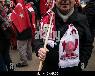 Circa 2000 turchi hanno protestato presso le istituzioni europee contro la manifestazione della diaspora curda avvenuta 2 giorni fa a Bruxelles. Secondo loro, si tratta di un segnale che il Belgio sostiene i curdi e, per estensione, il PKK che è elencato come un'organizzazione terroristica. Bruxelles, Belgio, il 19 novembre 2016. (Foto di Aurore Belot/NurPhoto) *** Please use Credit from Credit Field *** Foto Stock