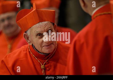 Il nuovo cardinale Ernest Troshani Simoni, presbitero dell'Arcidiocesi di Shkoder-Pult, partecipa al Concistoro pubblico Ordinario nella Basilica di San Pietro nella Città del Vaticano. Oltre a 14 nuovi elettori, Papa Francesco nominò 3 nuovi cardinali di età superiore ai 80 anni e, pertanto, non eleggibili a votare in conclave.(Photo by Giuseppe Ciccia/NurPhoto) *** Please use Credit from Credit Field *** Foto Stock