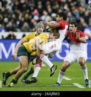 Il centro francese Wesley Fofana è affrontato dal centro australiano Kyle Godwin durante il test di rugby tra Francia e Australia allo Stade de France di Saint-Denis, fuori Parigi, il 19 novembre 2016. (Foto di Geoffroy Van der Hasselt/NurPhoto) *** Please use Credit from Credit Field *** Foto Stock