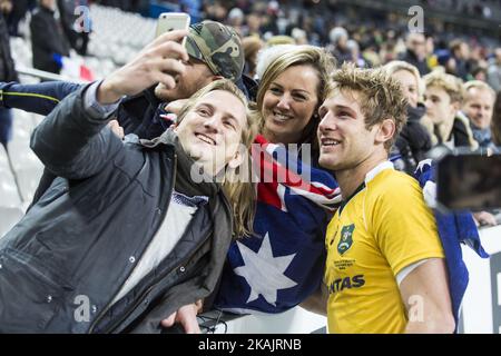 Il centro australiano Kyle Godwin si pone con i tifosi dopo la partita di rugby tra Francia e Australia allo Stade de France di Saint-Denis, fuori Parigi, il 19 novembre 2016. (Foto di Geoffroy Van der Hasselt/NurPhoto) *** Please use Credit from Credit Field *** Foto Stock