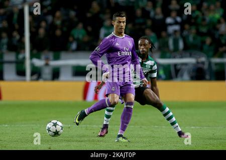 Real Madrids avanti Cristiano Ronaldo dal Portogallo (F) e il difensore degli Sportings Ruben Semedo dal Portogallo (B) in azione durante la partita della UEFA Champions League tra Sporting Clube de Portugal e Real Madrid all'Estadio Jose Alvalade il 22 novembre 2016 a Lisbona, Portogallo. (Foto di Bruno Barros / DPI / NurPhoto) *** Please use Credit from Credit Field *** Foto Stock
